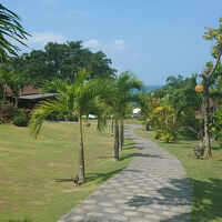 ホテル内、坂を下りていくとビーチに繋がっています