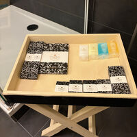 バスルームの中にセットされたアメニティ。種類がかなり豊富。