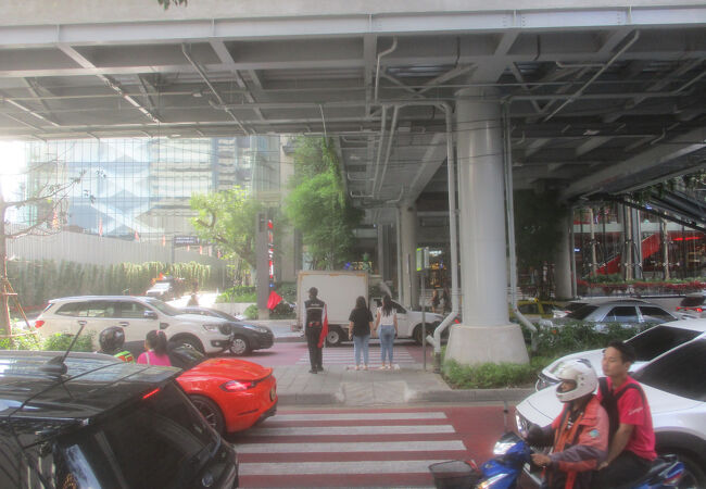 スクムウィット通りを安全に横断させてくれました