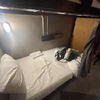 ベッドはシングルサイズだが高さは標準的日本人体型なら十分