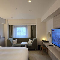 窓際のソファーにテーブルは便利ですね