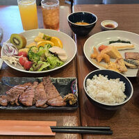 焼き魚、デザート等もあり美味しい朝食です