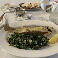 ホテル内レストラン名物のマスのグリル