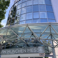 正面はガラス張りです