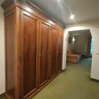 クローゼットがとても大きい。長期滞在の人も多いのでしょう