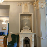 ロビーには暖炉がありました