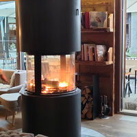 夏ですが、ロビーにはストーブ？