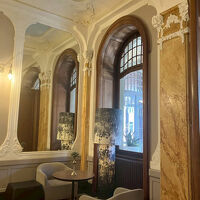 ロビーは重厚な雰囲気。ウェルカムドリンクをいただきました