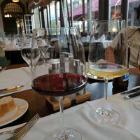 けっこうなお値段のグラスワインは、大きなグラスに１cmほど！