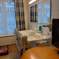 洗面台が部屋に２台。シャワールームには無しの面白いレイアウト