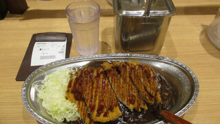 ステンレスのカレー皿とスプーンで食べる