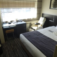 西向きのセミダブルルーム（ベッドルーム内に窓がある部屋）