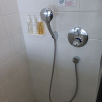 シャワールーム内。天井シャワーもあります。