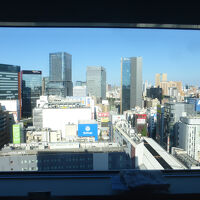 泊まった１７階西向きの部屋の窓からの眺めです。