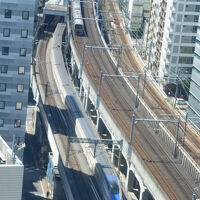 廊下の端にある窓からの眺めです。