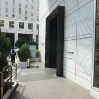 ホテルの入口は、「秋葉原ワシントンホテル」の手前にあります。