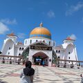 海のすぐそばのモスク