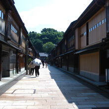 レトロ感あるお店が並びます