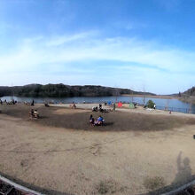 メッツァビレッジ ノルディックスクエアで寛ぐ人達が多かった