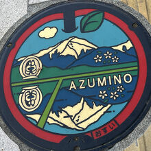 店の前のマンホール