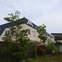 郡山インターからすぐの所にあります。