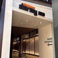 入り口が少し引っ込んでいるので分かりづらいかもしれません