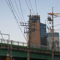 最寄りの横断歩道からホテルを撮りました。