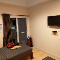 ベットとベットの間に小さな机とイスがあります。