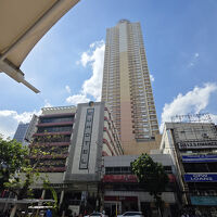 ロビンソンの正面エントランスから見た外観