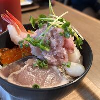 なんと言っても海鮮丼作りが最高！