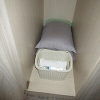 ロッカーの中に布団と籠にタオルとお水