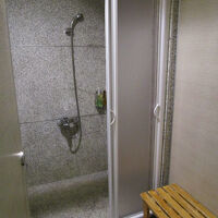 シャワー室は前室付き、着替えがしやすい