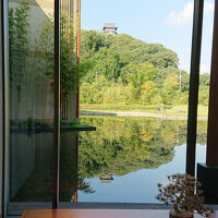 あっさりとした庭園にも意味がある。良く練られている造り。