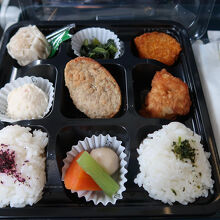 仙台⇒上海の便の機内食。以前はご飯が太巻きと稲荷寿司でした。