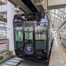 県庁前駅に停車中の千葉都市モノレール1号線