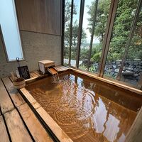 お部屋の露天風呂。広い湯船でのんびり