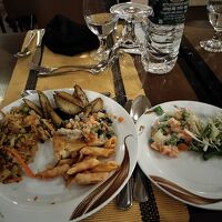 食事はビュッフェスタイル