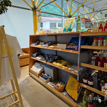 地元の特産や未来コンビニグッズ