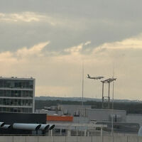 部屋の窓から離発着する航空機が見えました。