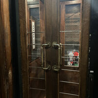 手動開閉のエレベーター