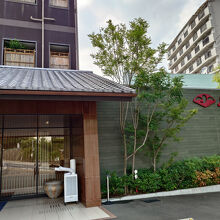 スタッフが外で待機しています