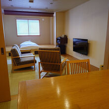 部屋食用の部屋、居間、寝室の３室構成