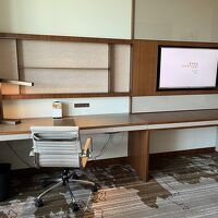 ライティングデスクも大きくて作業がしやすい！