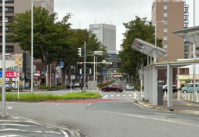 駅前から北へ続く道