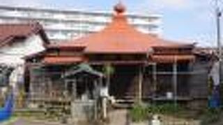 擬宝珠の乗った赤い屋根がまずは目を引きます