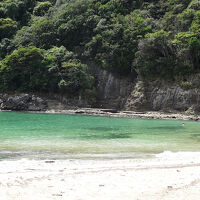 鍋田海岸はエメラルドグリーンの海が綺麗でした。