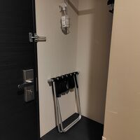部屋入ってすぐに荷物置きがあります。スペース十分です