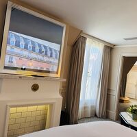 テレビはベッド前とソファ前に2箇所設置