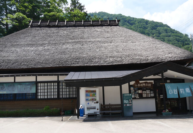 南小谷駅から歩いて10分ほど。元町役場の建物が使われています