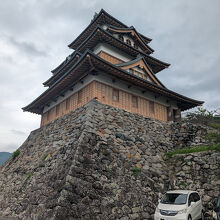 天守の石垣直下に駐車できるのは高島城だけ？？